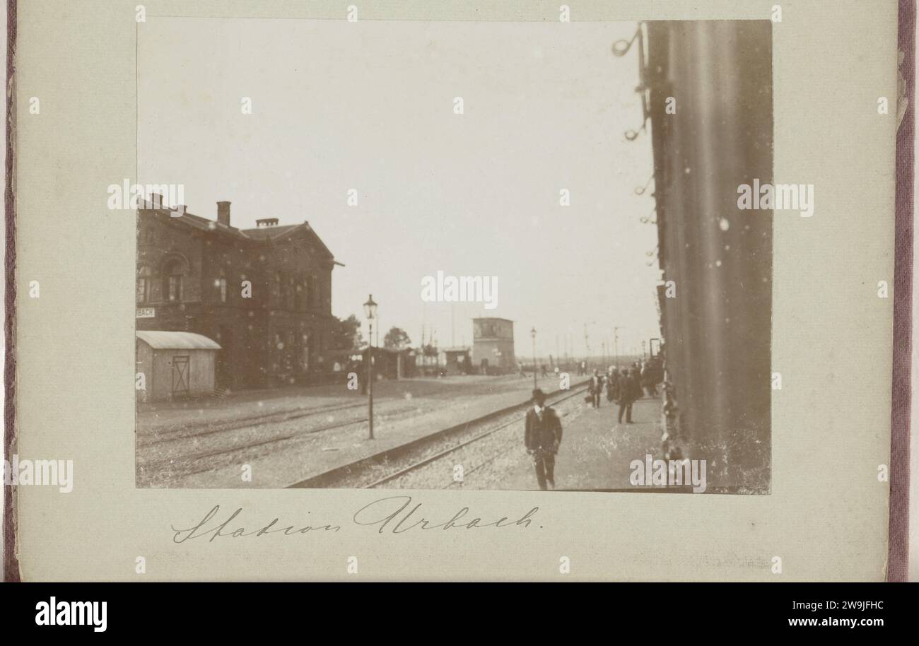 Persone alla stazione di Urbach, c. 1895 - c. 1905 fotografare questa foto fa parte di un album. Stazione della carta Urbach baryta; rifugio (ferrovia, tram) Urbach Foto Stock