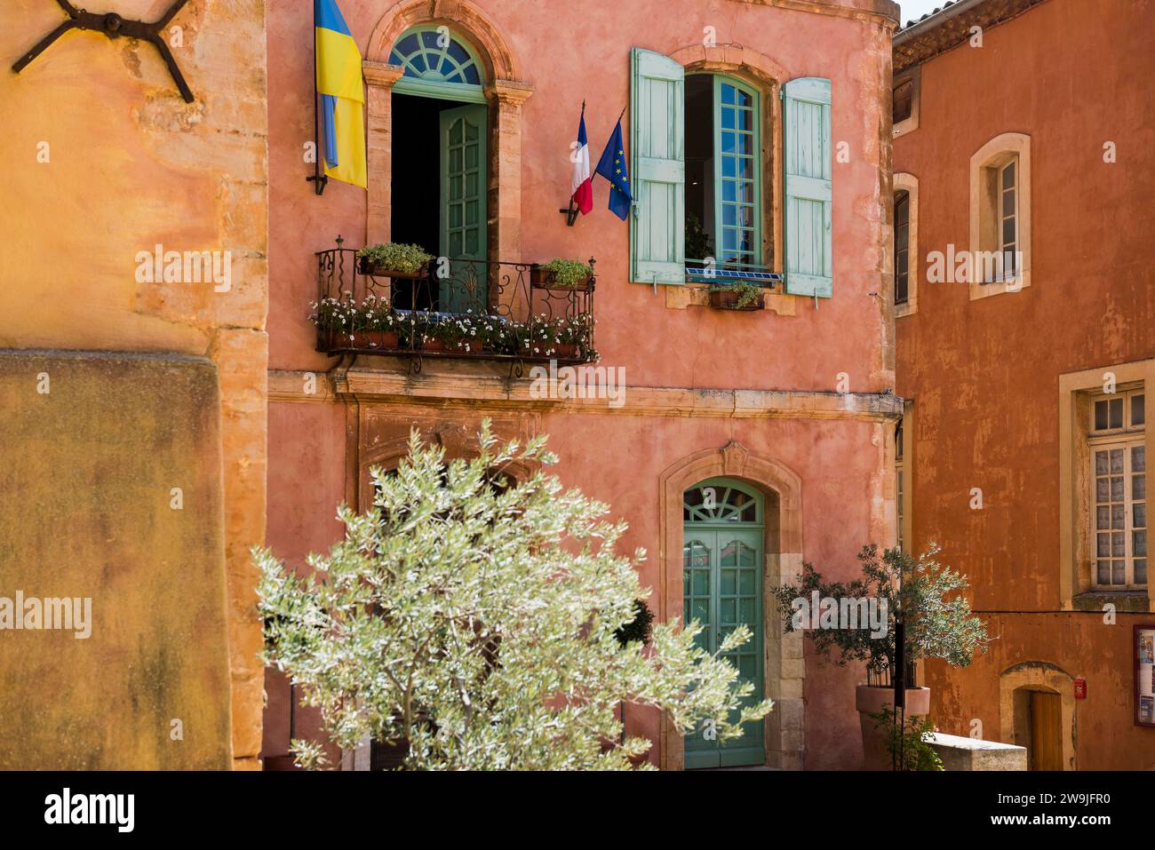 Facciate colorate, Roussillon, le Plus beaux Villages de France, Departement Vaucluse, Provence, Provence-Alpes-Cote d'Azur, Francia Foto Stock