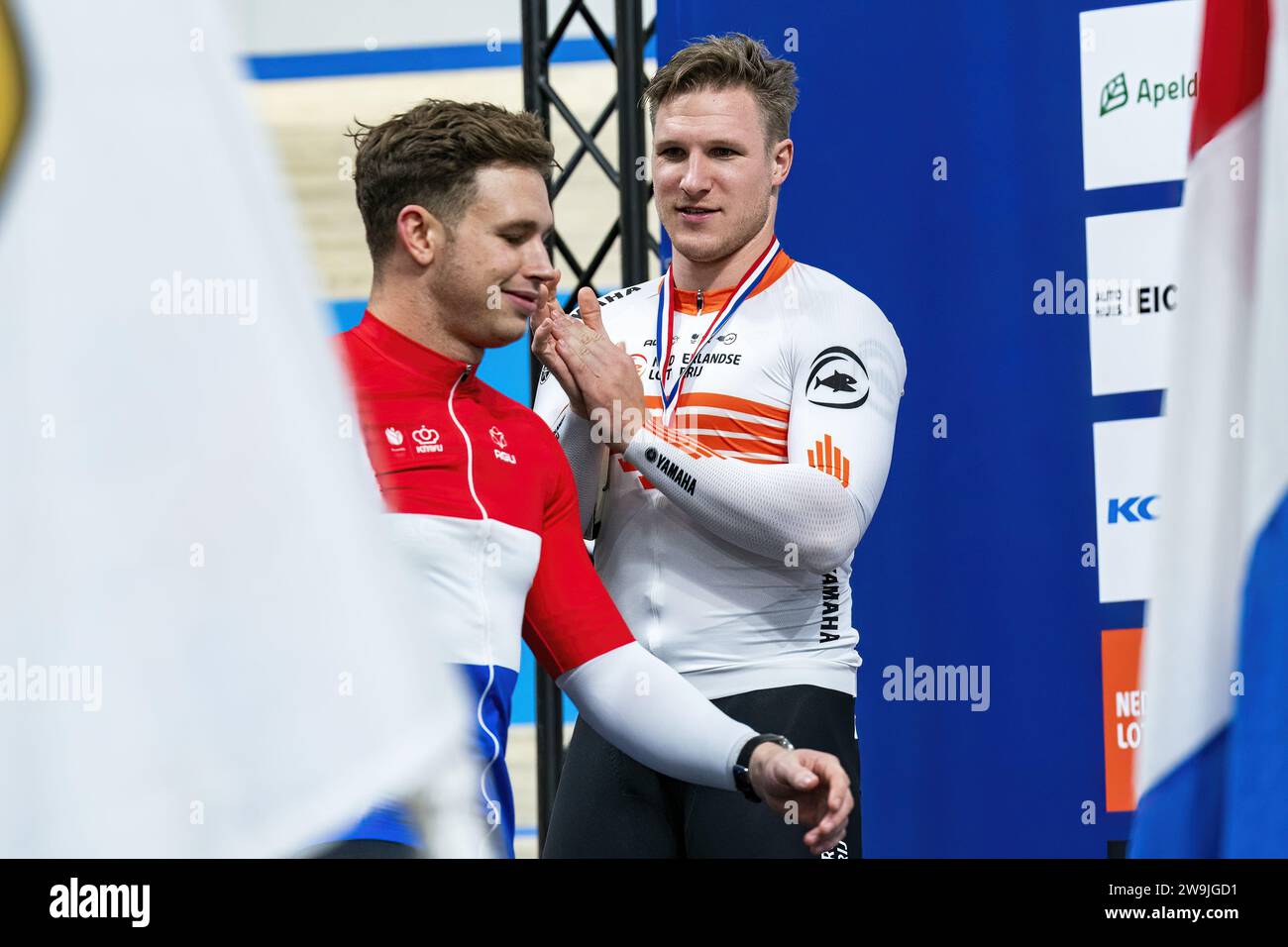 APELDOORN - Jeffrey Hoogland arriva secondo nella sezione sprint del campionato olandese di ciclismo su pista di Omnisport e si congratula con Harrie Lavreysen. ANP RONALD HOOGENDOORN Foto Stock