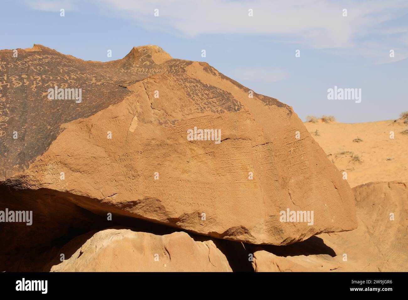 Antiche iscrizioni a Jabal Ikmah nel deserto arabo Foto Stock