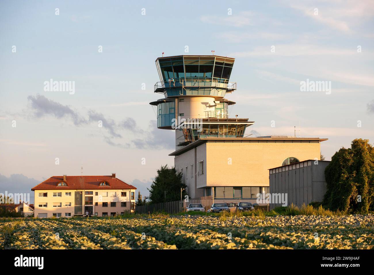 Costruzione del German Air Traffic Control e del German Meteorological Service, Aeroporto di Stoccarda, Filderstadt, Baden-Wuerttemberg, Germania Foto Stock
