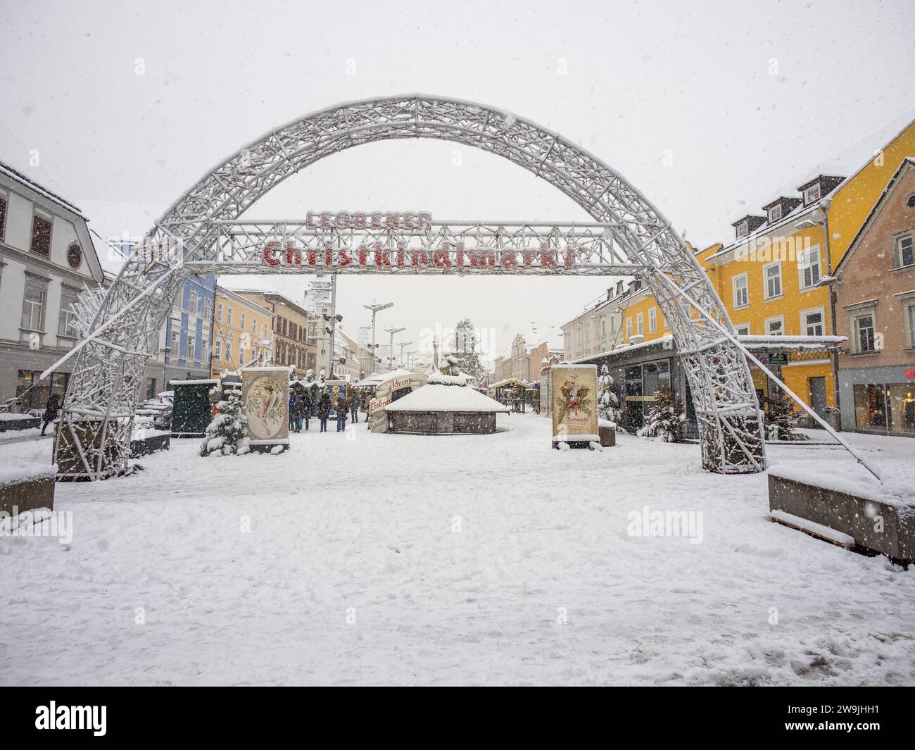 Atmosfera invernale, nevicate, arco, ingresso al mercatino di Natale, piazza principale, Leoben, Stiria, Austria Foto Stock