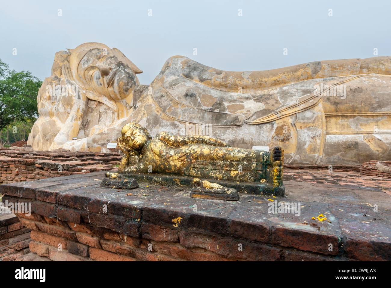 Statua del Buddha reclinata, passaggio a Nirvana, Wat Lokayasutha, Ayutthaya, Thailandia Foto Stock