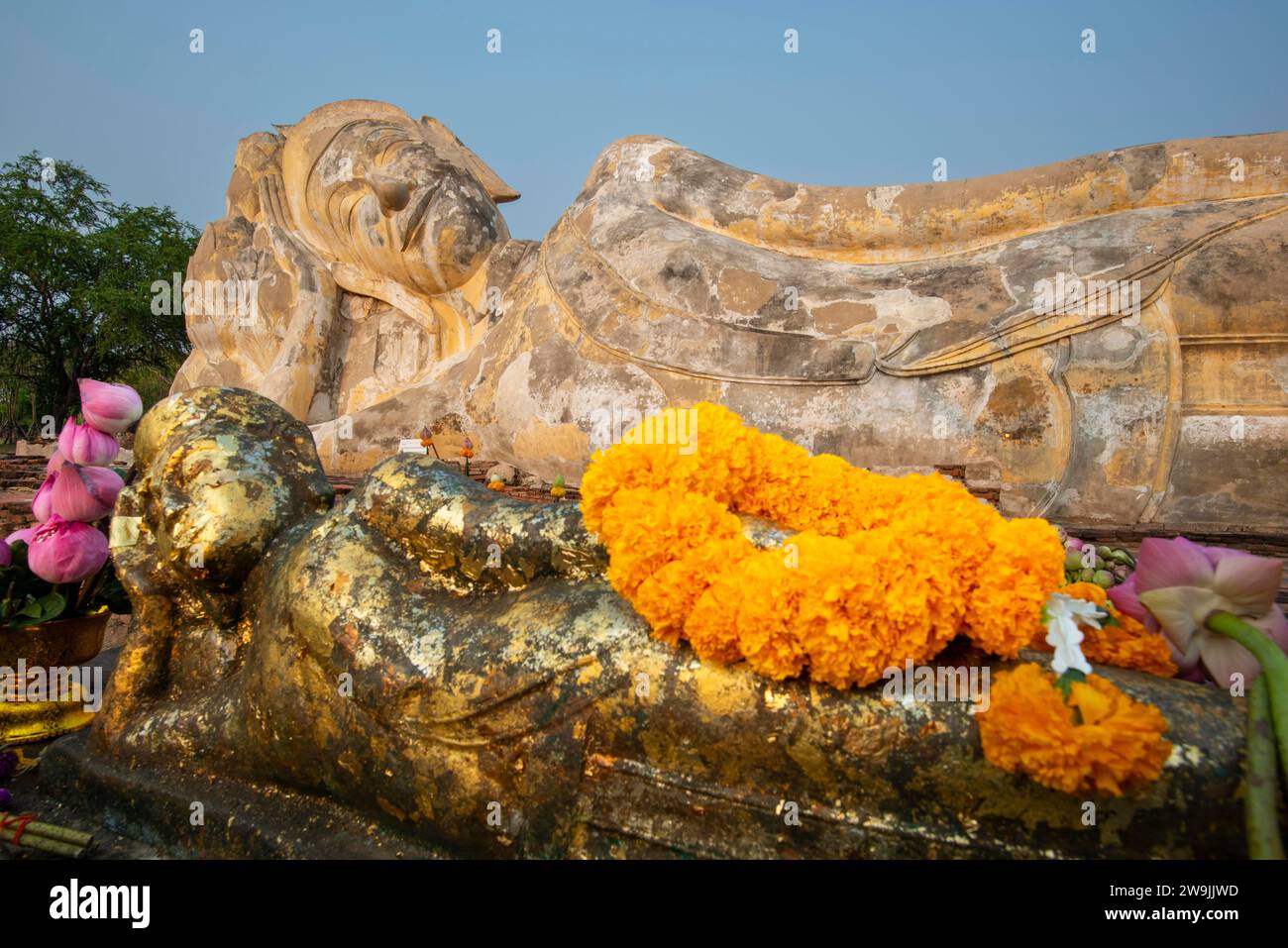 Statua del Buddha reclinata, passaggio a Nirvana, Wat Lokayasutha, Ayutthaya, Thailandia Foto Stock