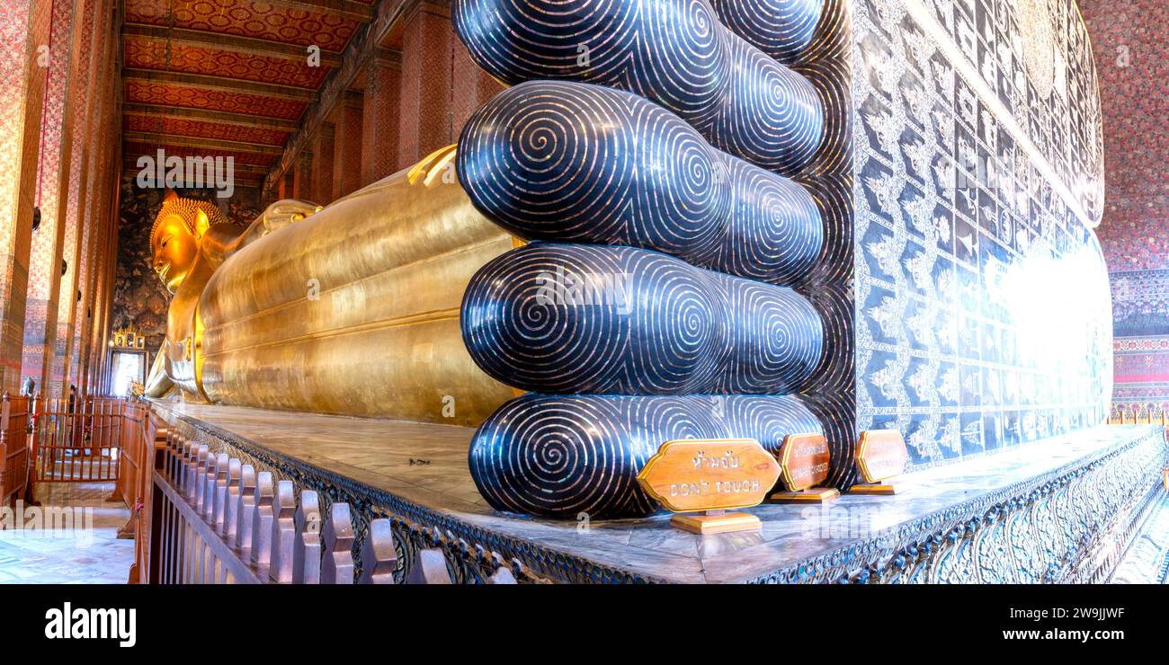 Buddha reclinato, Wat Pho, Bangkok, Thailandia Foto Stock