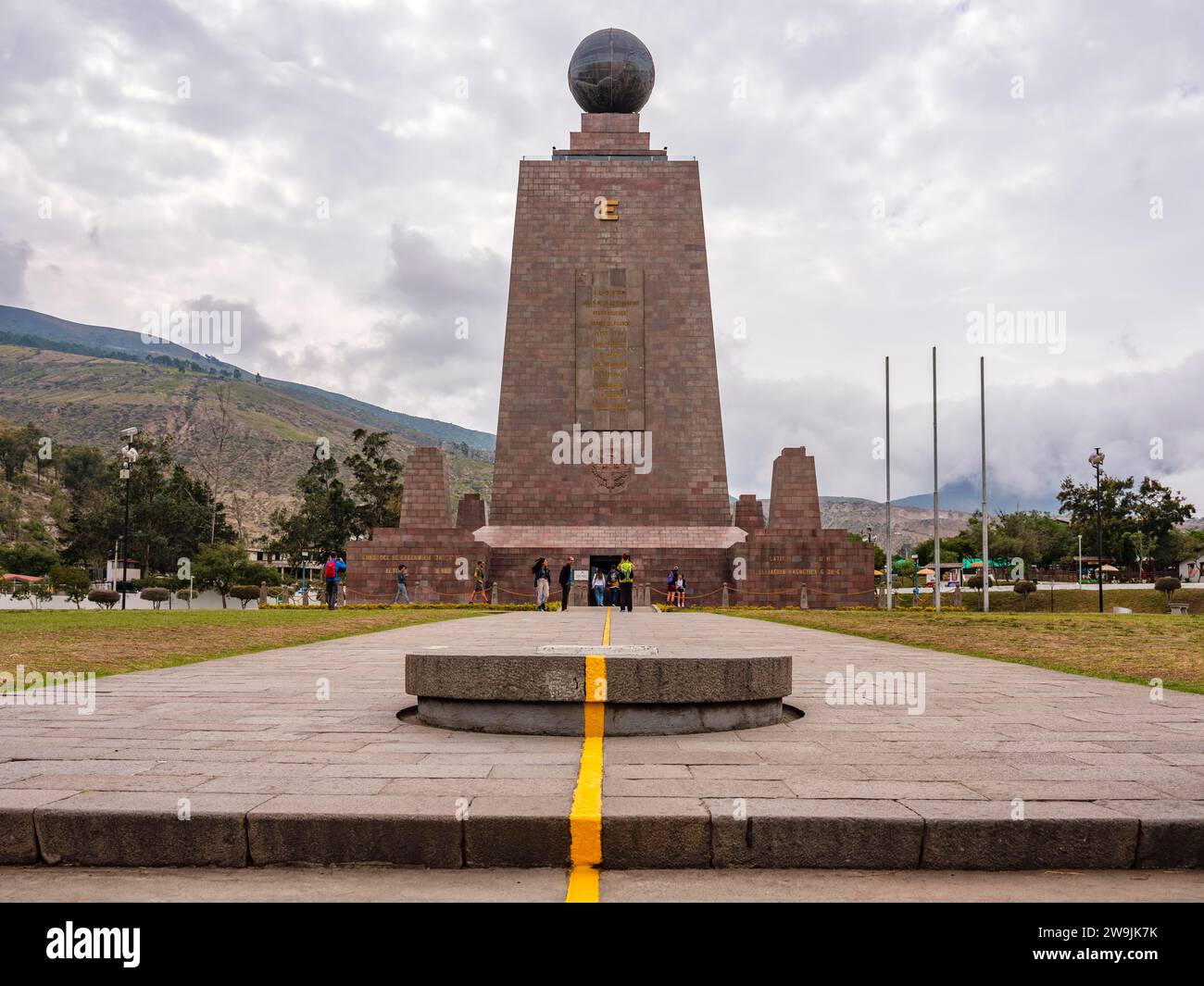 Monumento dell'equatore Ciudad Mitad del Mundo, il centro del mondo, monumento con globo e linea dipinta che segna l'equatore, Quito, Pichincha Foto Stock