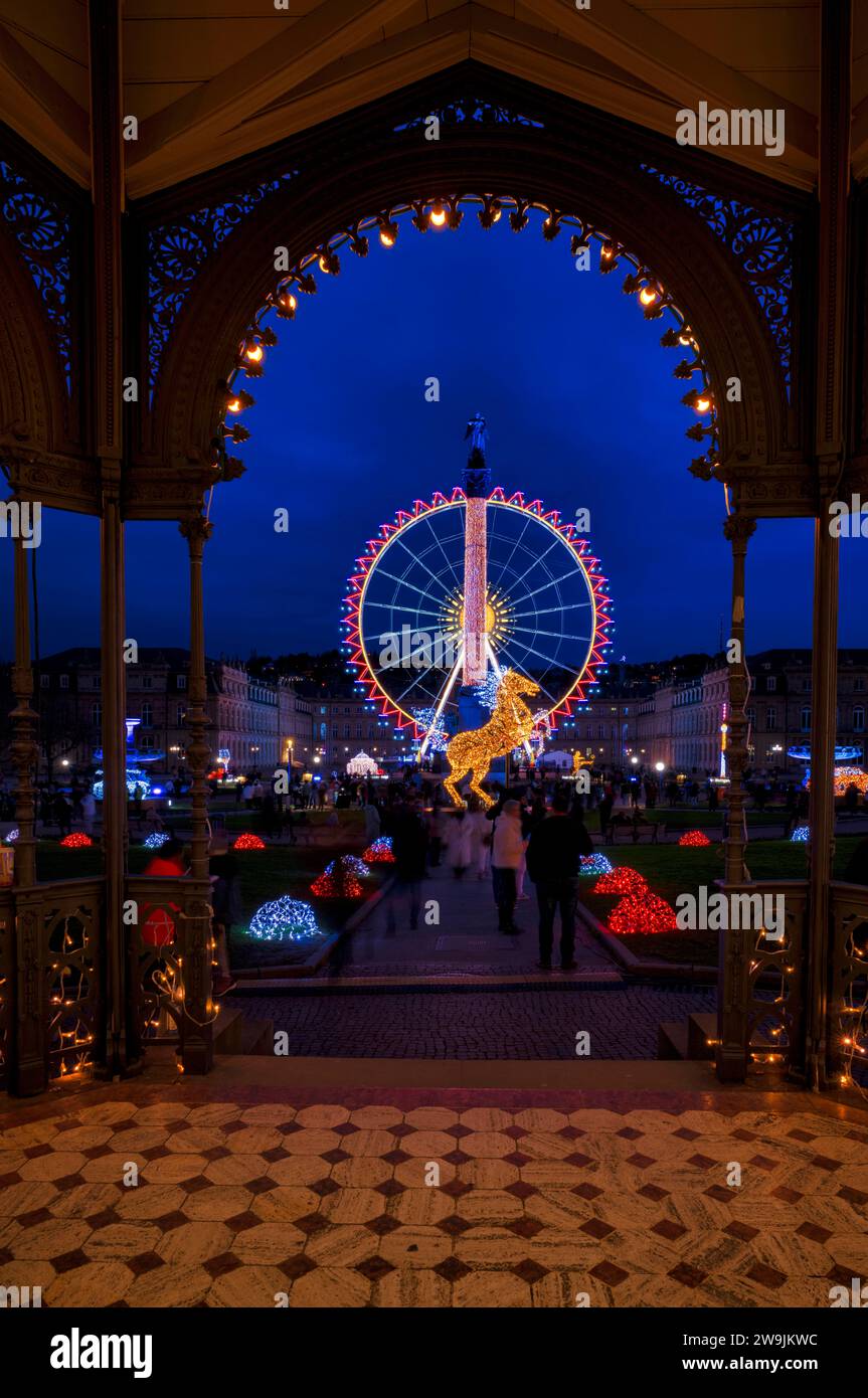 Attrazioni di Stoccarda, illuminazione, monumenti storici di Stoccarda, ruota panoramica Sky Lounge, Palazzo nuovo, Piazza del Palazzo, ora blu, Stoccarda Foto Stock