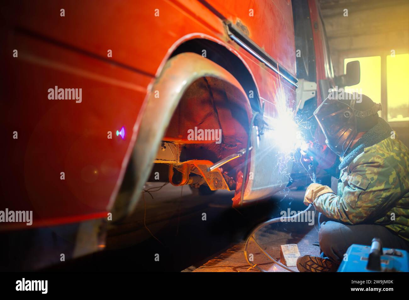 Interventi di saldatura sulla riparazione della carrozzeria in garage. Riparazione camion, riparazione auto Foto Stock