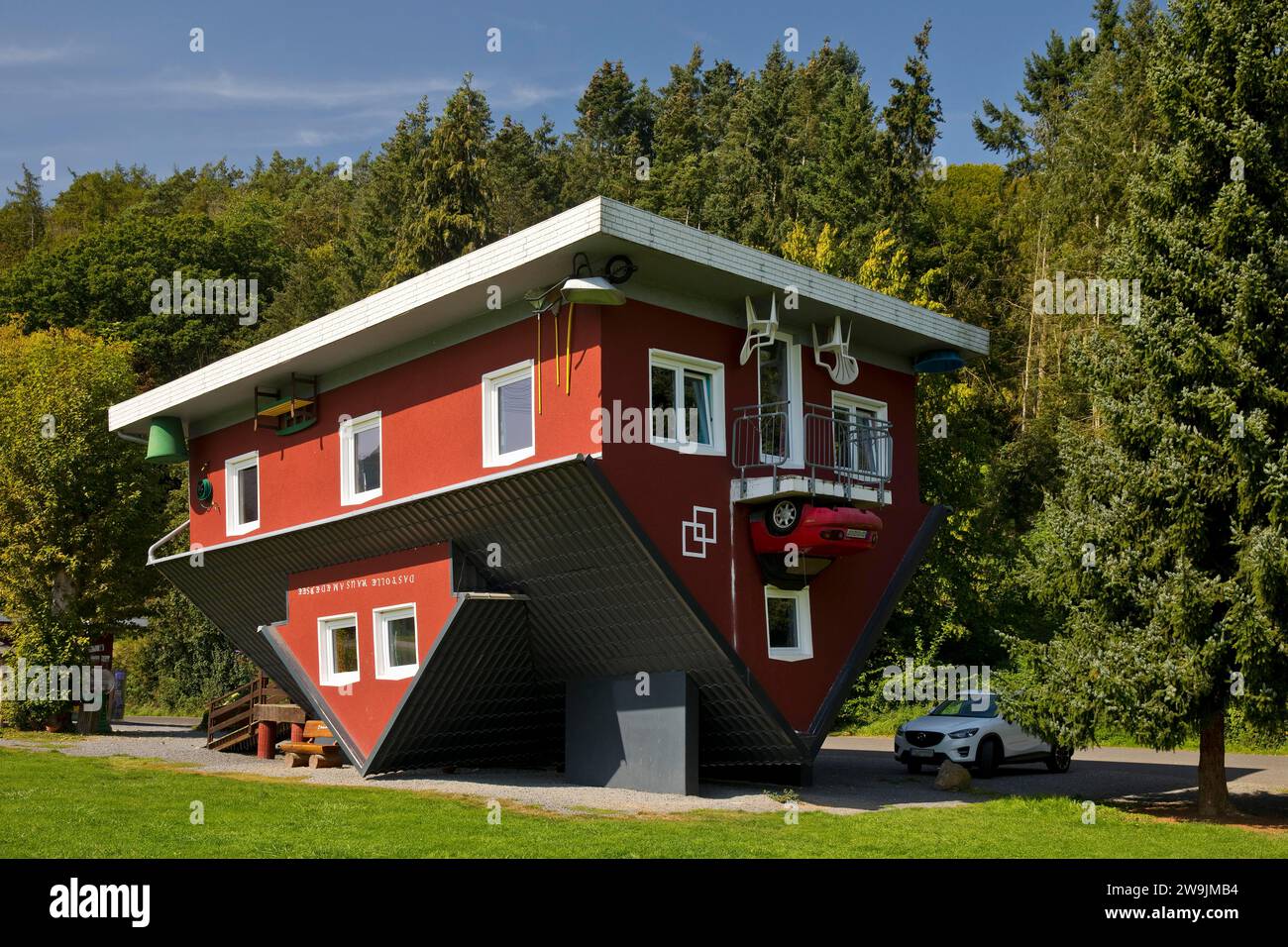 La grande casa sul lago Edersee, casa capovolta, mondo capovolto, Edertal, distretto di Waldeck-Frankenberg, Hesse, Germania Foto Stock