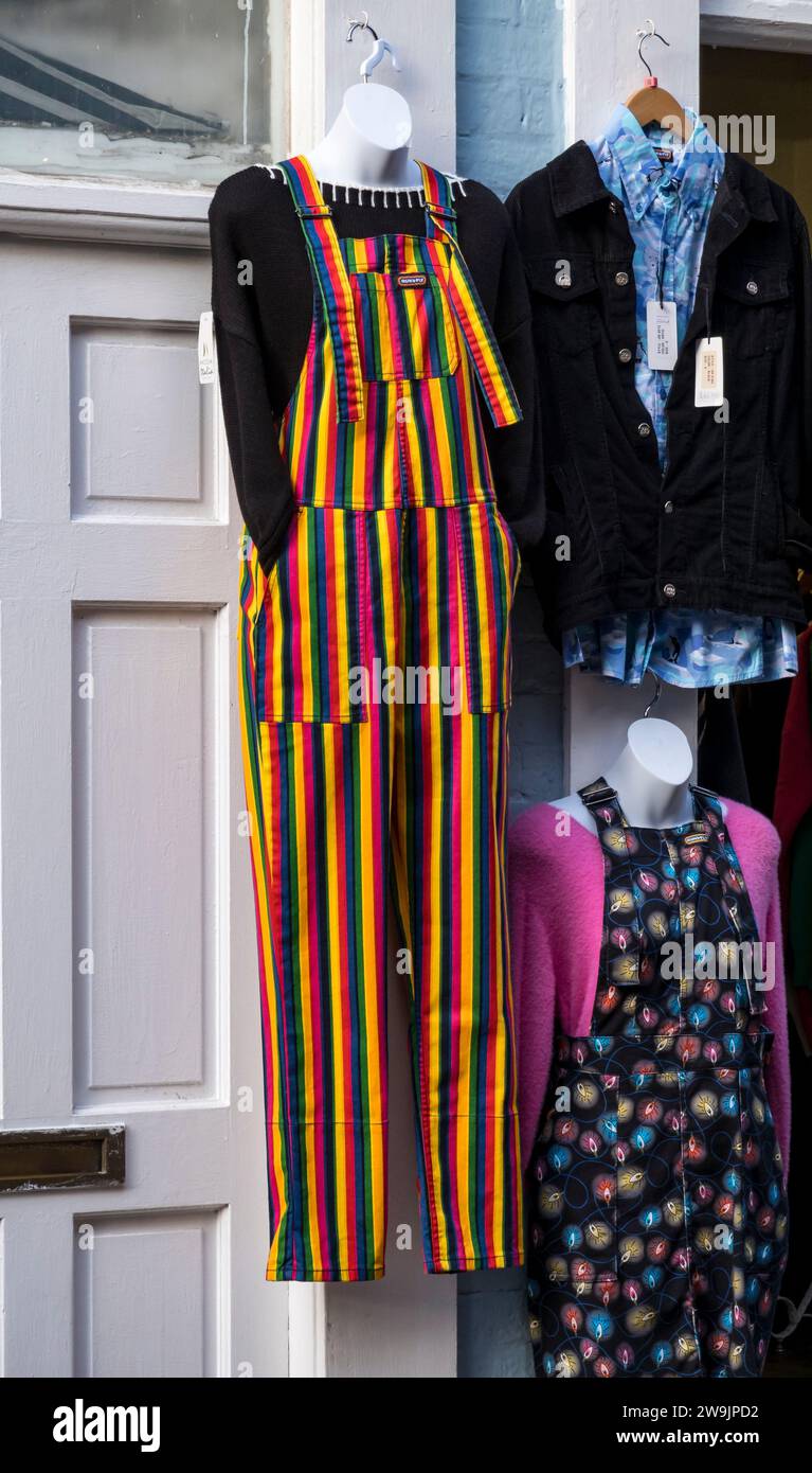 Salopette a righe multicolori appese all'esterno del negozio di abbigliamento, Lincoln City, Lincolnshire, Inghilterra, Regno Unito Foto Stock