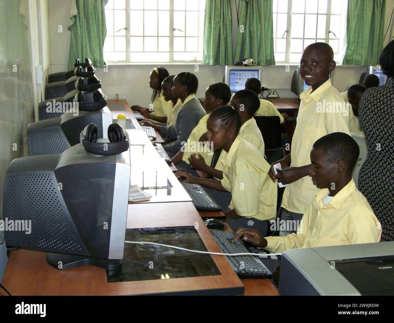 Ragazzi zambiani che imparano a usare i computer. Foto Stock