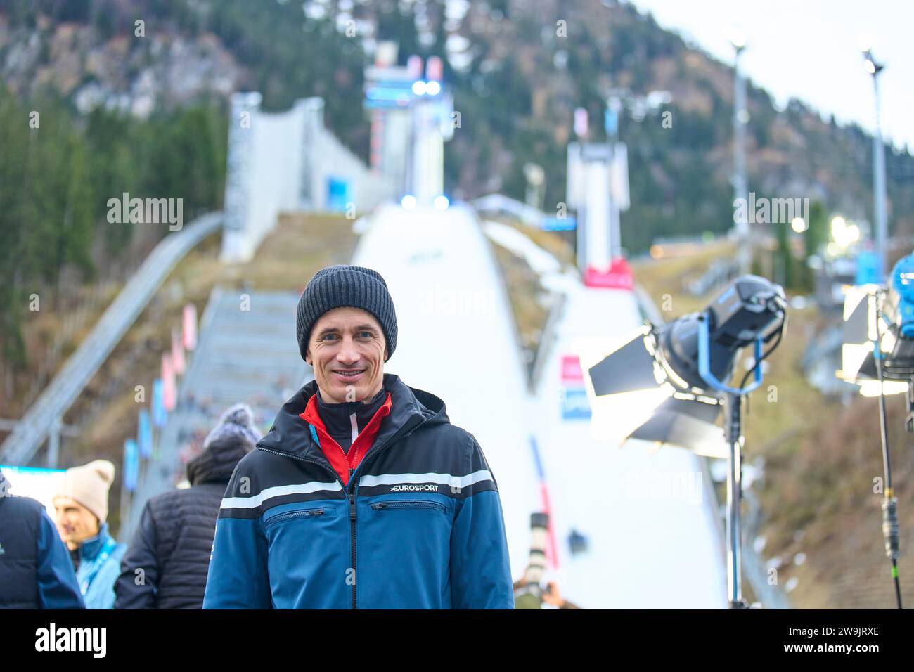 Martin Schmitt, ex saltatore con gli sci, ora esperto di ARD TV Eurosport al 71. Four Hills Tournament Ski Jumping il 28 dicembre 2023 alla Schattenbergschanze ORLEN Arena di Oberstdorf, Baviera, Germania, © Peter Schatz / Alamy Live News Foto Stock