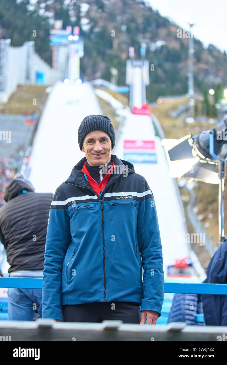 Martin Schmitt, ex saltatore con gli sci, ora esperto di ARD TV Eurosport al 71. Four Hills Tournament Ski Jumping il 28 dicembre 2023 alla Schattenbergschanze ORLEN Arena di Oberstdorf, Baviera, Germania, © Peter Schatz / Alamy Live News Foto Stock
