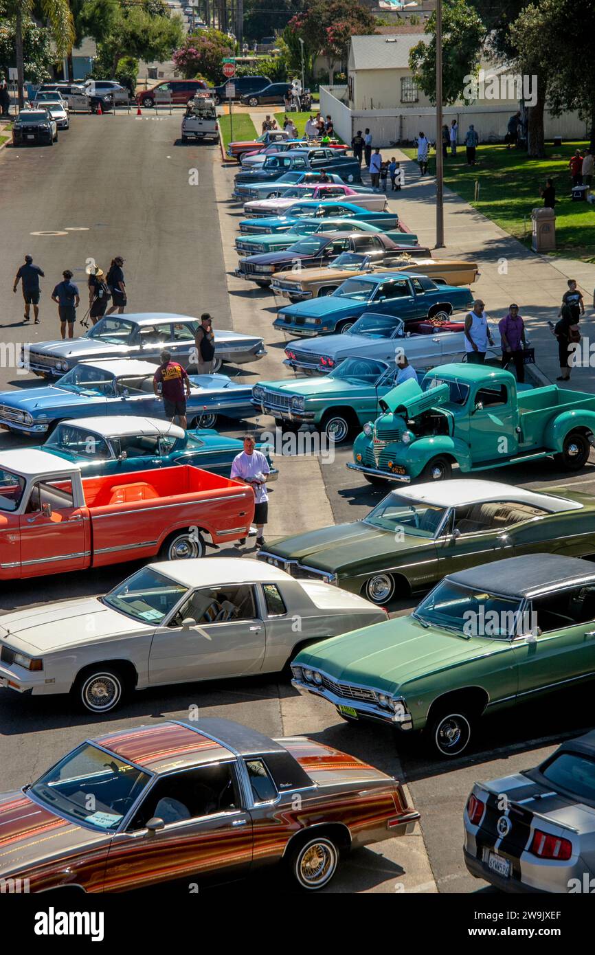 I classici personalizzati sono in mostra presso una mostra di auto di un club di auto locale in un parcheggio di Santa Ana, CALIFORNIA. Foto Stock