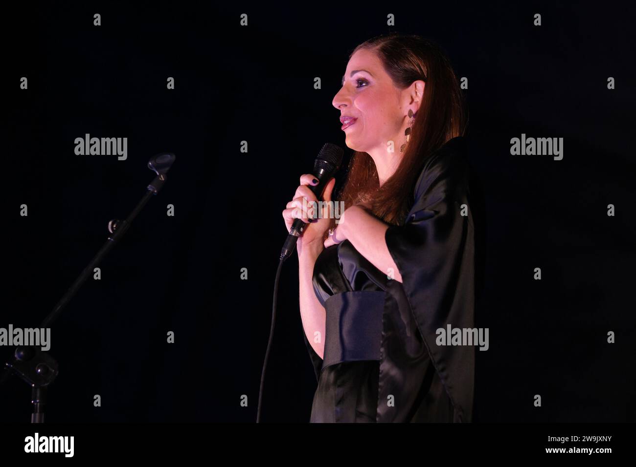 Il fadista portoghese Katia Guerreiro si esibisce durante il concerto presso la chiesa di nostra Signora di Guadalupe a Madrid. 28 novembre 2023 Spagna Foto Stock