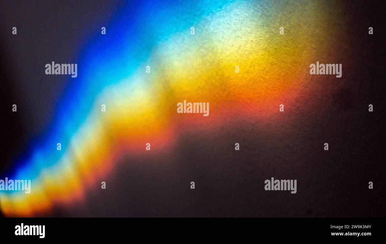 La luce del sole si è rifrattata su una parete nell'intero spettro di colori dell'arcobaleno Foto Stock