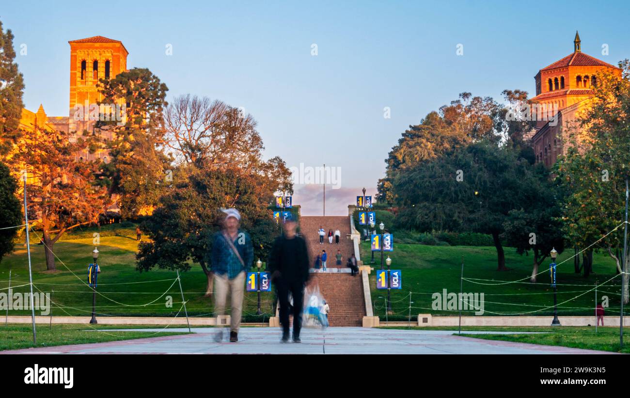 UCLA, campus dell'Università della California di Los Angeles con Royce Hall, Powell Library e Kuruvungna Steps (Janss Steps) sul quad principale Foto Stock
