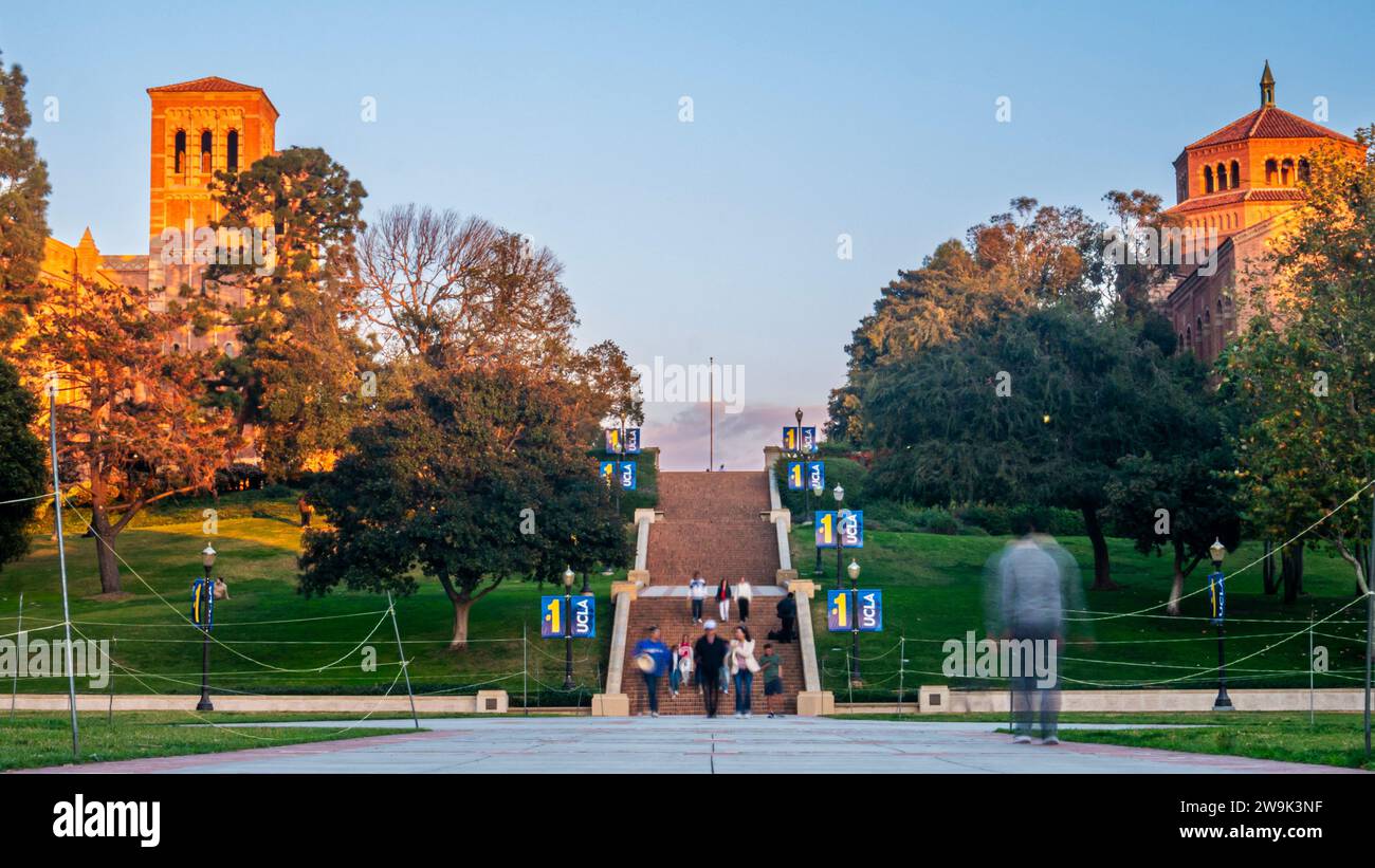 UCLA, campus dell'Università della California di Los Angeles con Royce Hall, Powell Library e Kuruvungna Steps (Janss Steps) sul quad principale Foto Stock