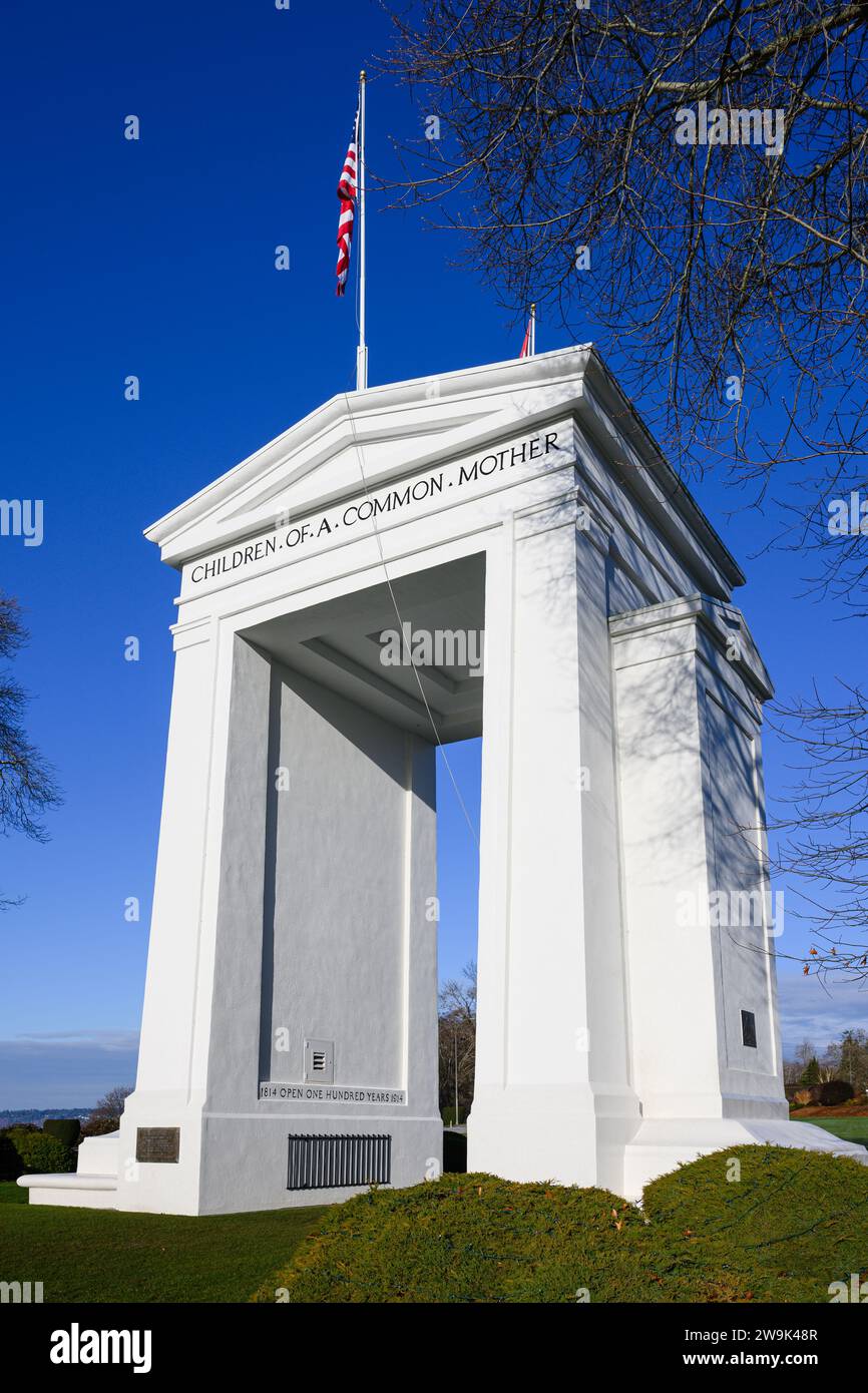 Blaine, Washington, USA - 16 dicembre 2023; vista ravvicinata del monumento Peace Arch al confine tra Stati Uniti e Canada Foto Stock