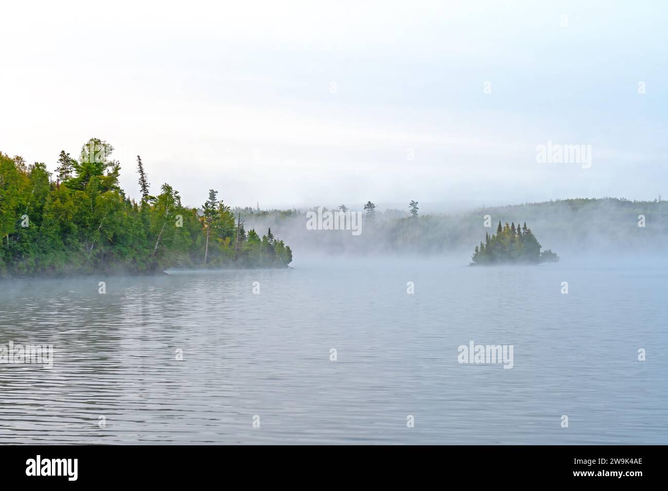 Nebbia mattutina su un lago Wilderness sul lago Kekekabic nelle Boundary Waters nel Minnesota Foto Stock