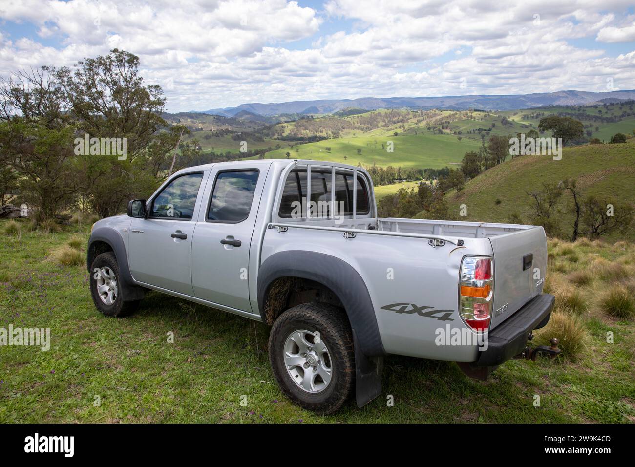 Paesaggio australiano in fuoristrada nel Bush a Mazda BT50 UTE utility Vehicle, Central West NSW, Australia Foto Stock