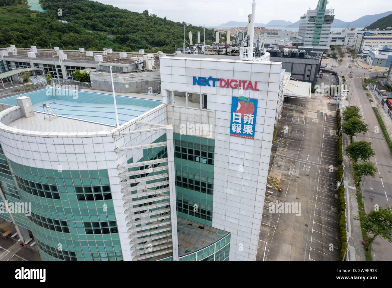 Hong Kong - 6 ottobre 2021: Una visione aerea dell'ufficio centrale del quotidiano Apple Daily, pubblicato da Next Digital Ltd., è visibile a Tseung Kwan Foto Stock