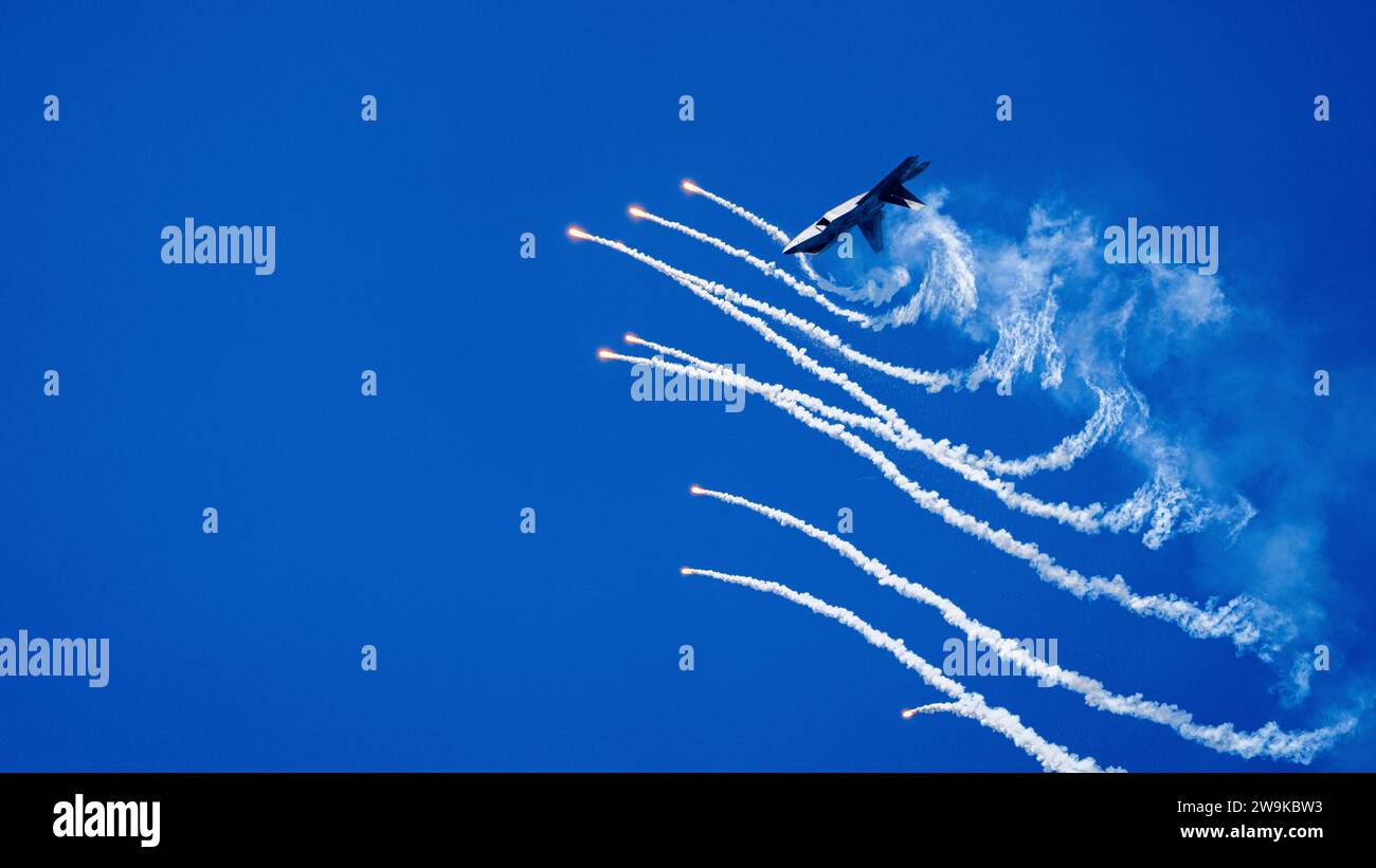 Il capitano dell'aeronautica statunitense Samuel "Razz" Larson, comandante dell'F-22 Raptor Demonstration Team, mostra le abilità dell'F-22 Raptor durante il Cleveland National Air Show a Cleveland, Ohio, il 2 settembre 2023. La missione del Team dimostrativo F-22 è mostrare la manovrabilità senza pari del caccia stealth di quinta generazione dell'Air Force, mettere in evidenza la storia del servizio dell'Air Force attraverso voli di formazione del patrimonio e interagire con le comunità locali attraverso eventi di sensibilizzazione. Il Cleveland National Air Show è uno degli spettacoli aerei annuali più antichi e consolidati del mondo Foto Stock