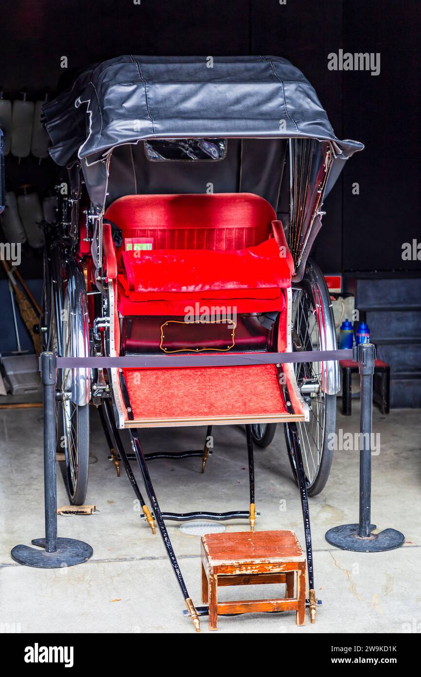 Storico tradizionale carrello per risciò passeggeri nella città giapponese di Kyoto. Foto Stock