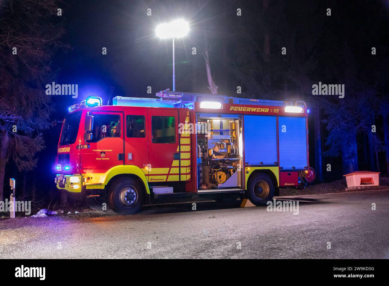 231229UnfallElterlein News ID: EN 2023-12-28 Schutzengel für PKW-Insassen / PKW Fahrer übersieht Kurve und schleudert 40 Meter in Wald Elterlein. Auf der S222 zwischen Elterlein und Grünhain Hat sich am Donnerstagabend gegen 20 Uhr ein schwerer Verkehrsunfall ereignet. Der Fahrer eines Seat War auf der Staatsstraße 222 a Richtung Grünhain unterwegs, als er aus noch ungeklärter Ursache auf einer abschüssigen Landstraße, eine steile Linkskurve übersah. Der Wagen kollidierte mit einem Straßenschild, Hob ab und überschlug sich anschließend im Wald. Ein massiver Baum stoppte das Fahrzeug nach zirk Foto Stock