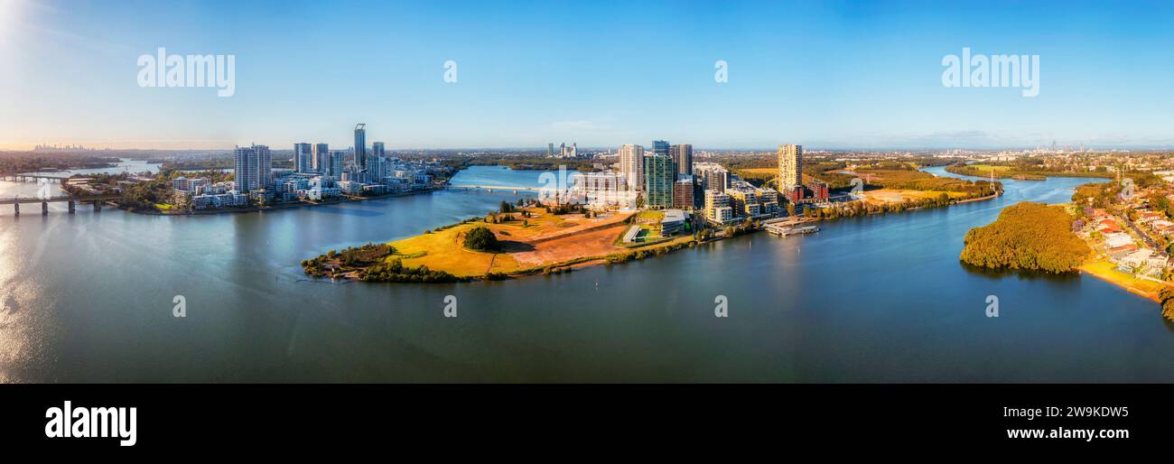 Moderno e alto sobborgo di Rodi sul lungomare del fiume Parramatta nel panorama aereo della città occidentale di Sydney. Foto Stock