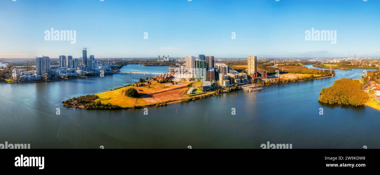 Moderno sobborgo di Rodi sul lungomare del fiume Parramatta a ovest di Sydney - panorama aereo della città. Foto Stock
