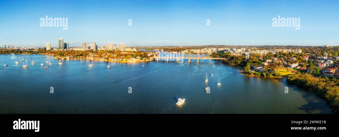 Il fiume Parramatta a Sydney Ovest - panorama aereo della città di Rodi, Ryde e dei distanti sobborghi di Parramatta. Foto Stock