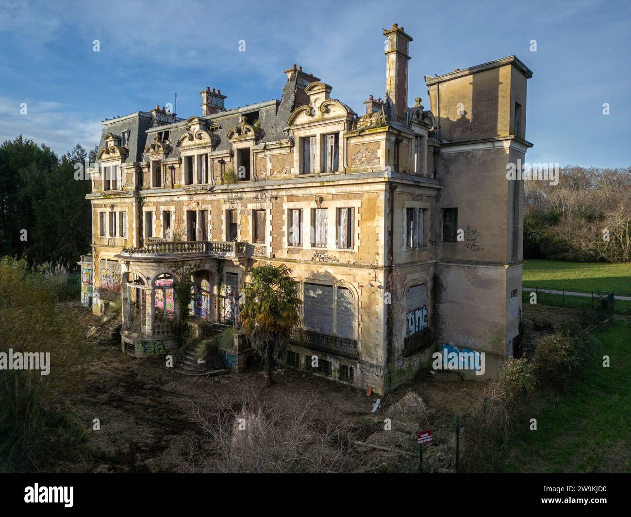 Castello in rovina nel Parco Castillon (Tarnos (40220), Landes (40), Nouvelle-Aquitaine, Francia). Residenza abbandonata. Maniero in decadenza. Dimora in rovina. Foto Stock