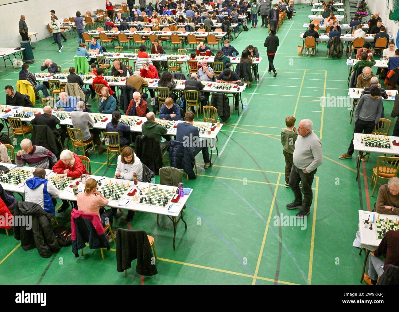 Hastings, Regno Unito. 28 dicembre 2023. Giocatori durante il Caplin Hastings International Chess Congress a Horntye Park, Hastings, East Sussex, Regno Unito. Crediti: LFP/Alamy Live News Foto Stock