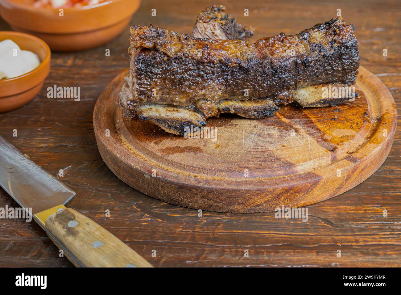 Costolette argentine arrostite su un piatto di legno. Cibo della cultura argentina. Foto Stock