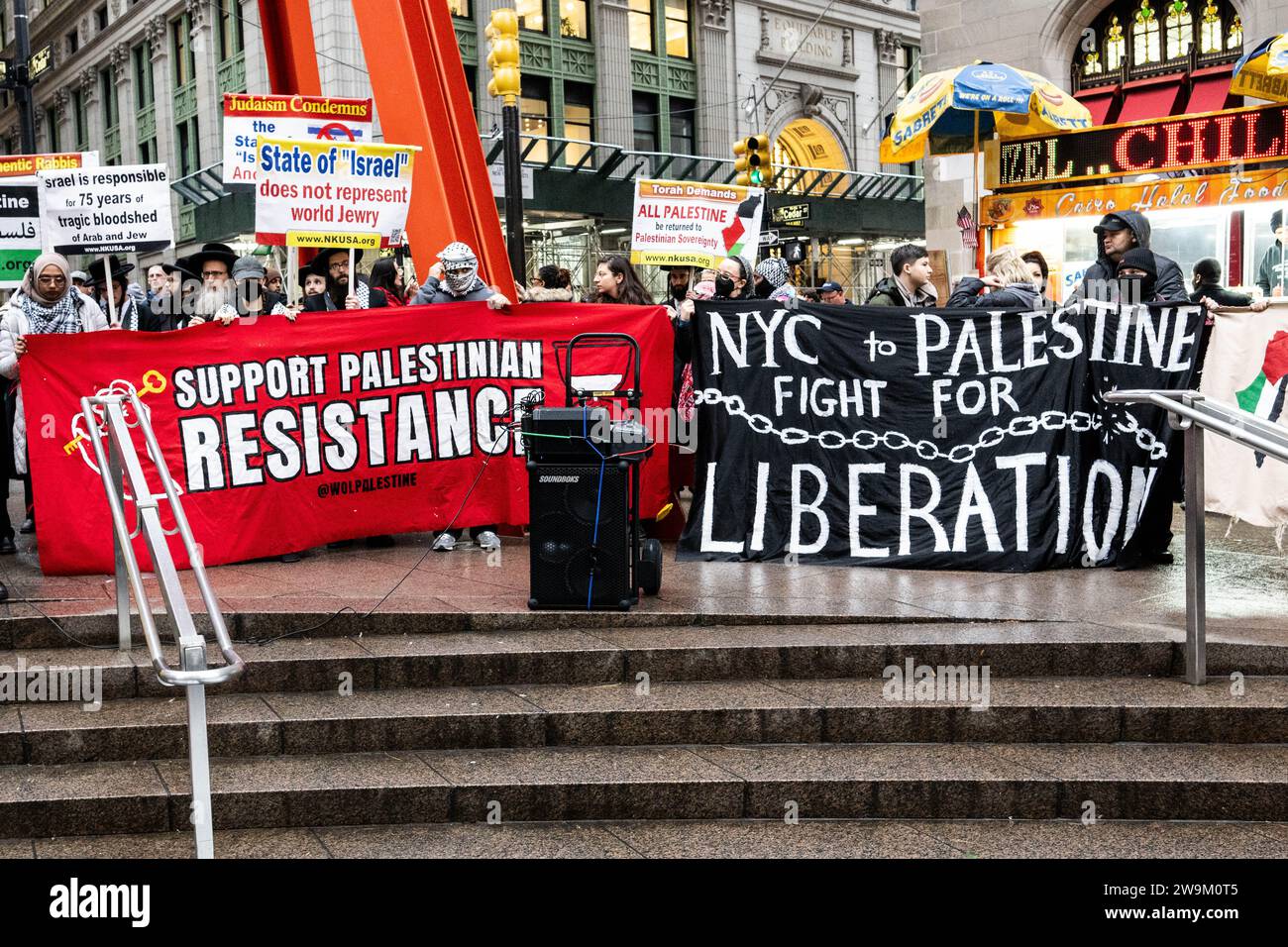 New York, Stati Uniti. 28 dicembre 2023. I manifestanti tengono striscioni tra cui uno che dice "New York per la Palestina, lotta per la liberazione" durante una manifestazione a sostegno della Palestina/Gaza nel Parco Zuccotti a New York. Credito: SOPA Images Limited/Alamy Live News Foto Stock