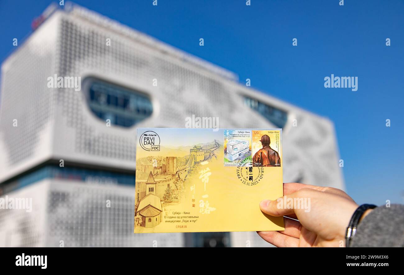 Belgrado. 28 dicembre 2023. Questa foto scattata il 28 dicembre 2023 mostra due edizioni speciali di francobolli emessi dal Post of Serbia a Belgrado, Serbia. Il Post of Serbia ha svelato due edizioni distintive di francobolli il giovedì, in occasione del decimo anniversario della China-Proposed Belt and Road Initiative (BRI) e sottolineando il profondo patrimonio culturale cinese. Crediti: Wang Wei/Xinhua/Alamy Live News Foto Stock
