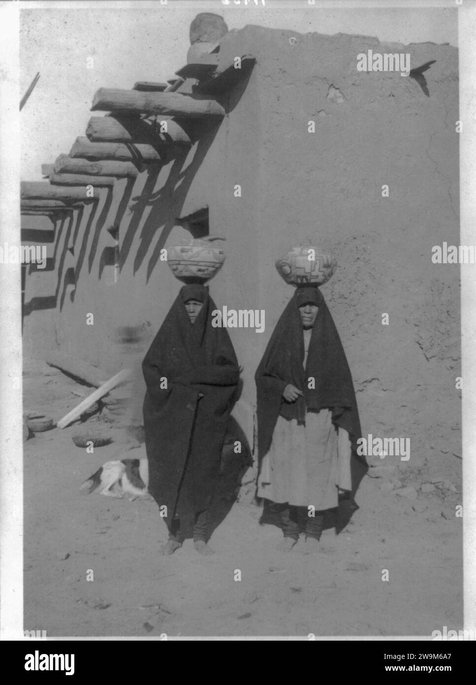 Zuni donne indiane portando vasi d'acqua sui capi Foto Stock
