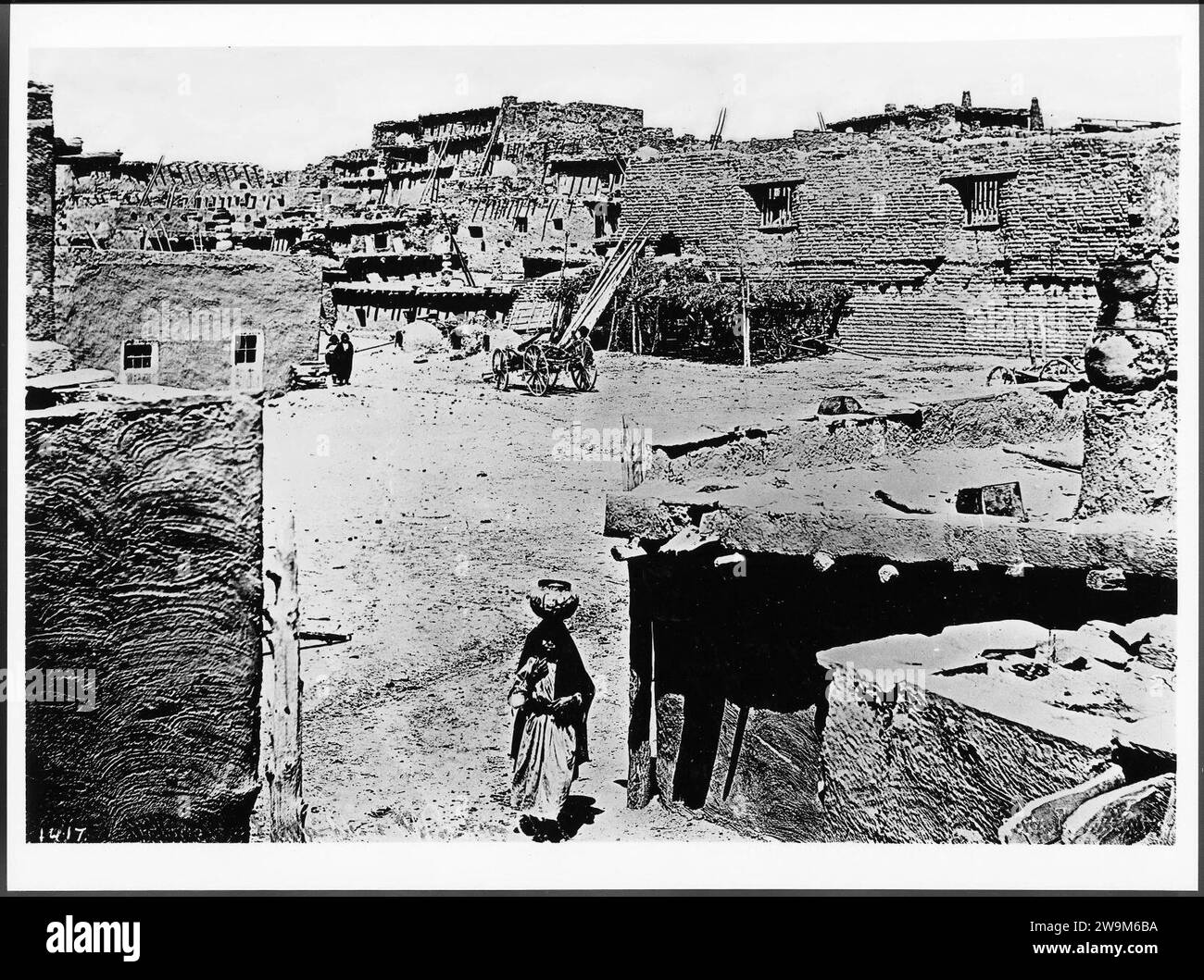 Zuni Indian Pueblo che mostra un 6-storia abitazione, 1886-1900 Foto Stock