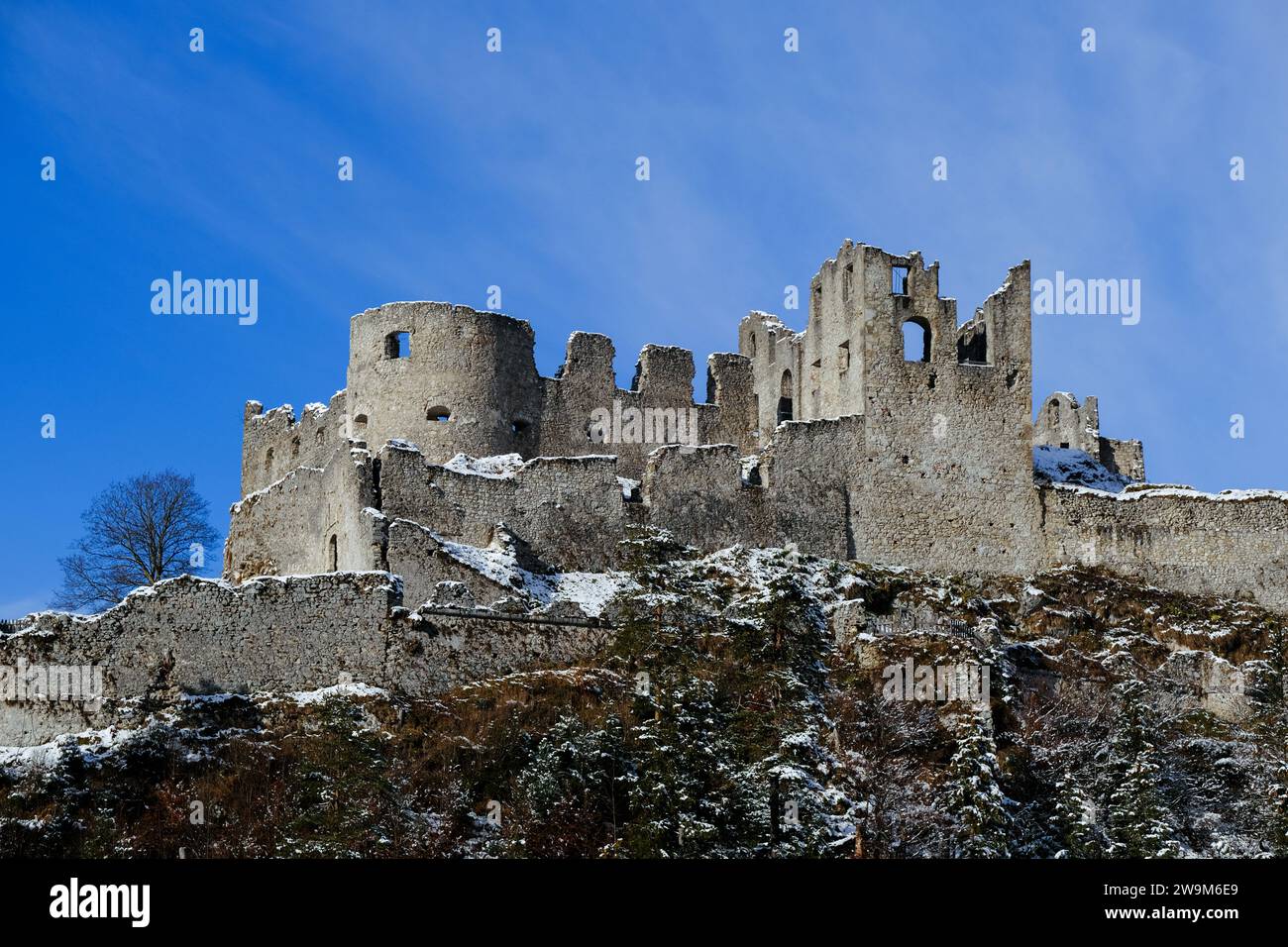 Le rovine di Catle Ehrenberg in Tirolo, Austria, nella neve in una giornata molto fredda Foto Stock