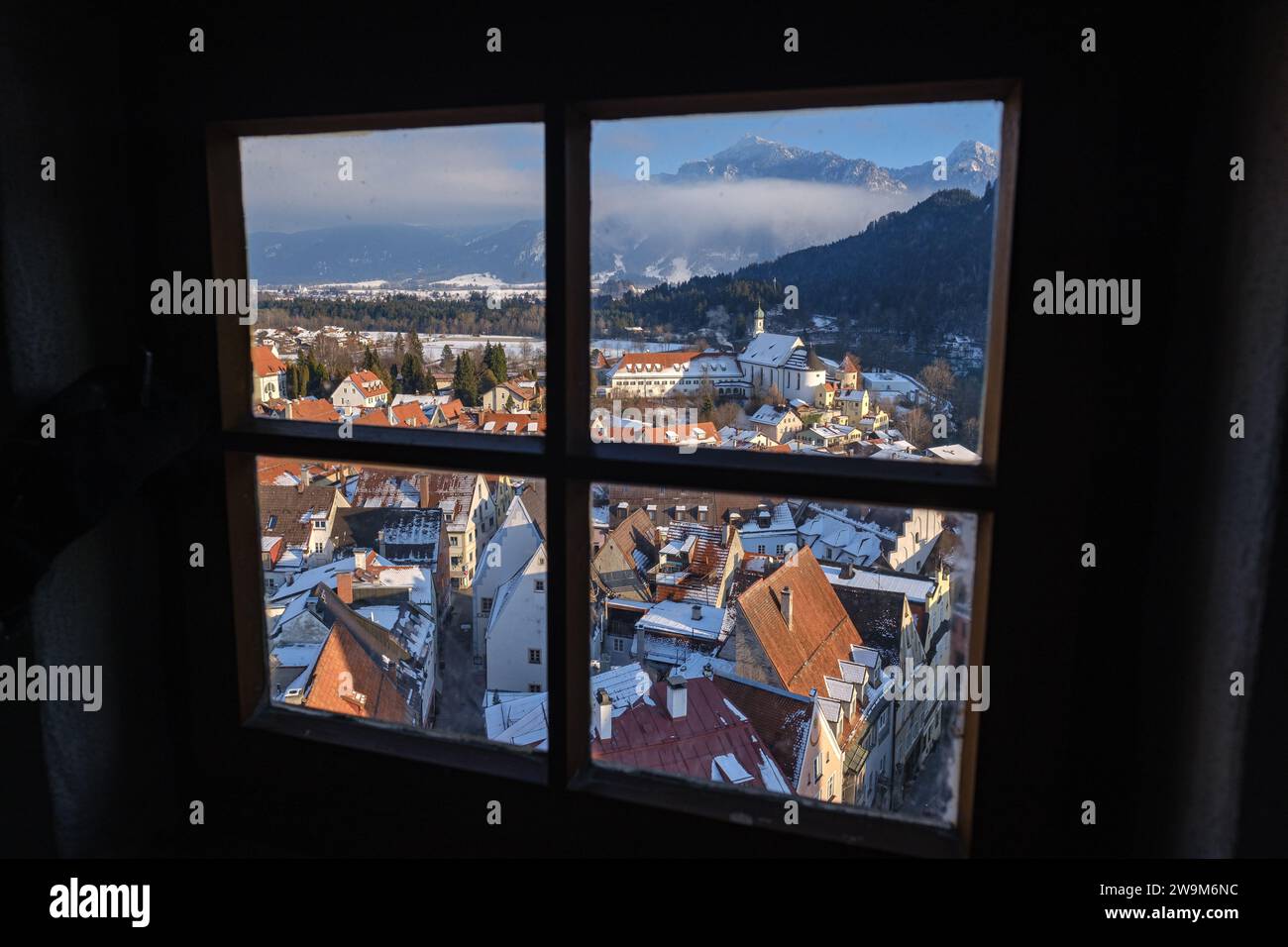 Guardando dalla finestra la città di Fussen nella neve Foto Stock