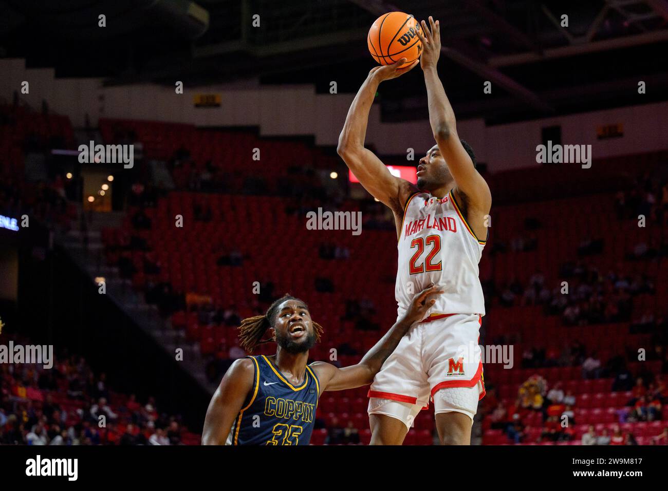 College Park, Maryland, USA. 28 dicembre 2023. L'attaccante dei Maryland Terrapins Jordan Geronimo (22) tira la palla durante la partita di basket NCAA tra i Coppin State Eagles e i Maryland Terrapins all'Xfinity Center di College Park, Maryland. Reggie Hildred/CSM/Alamy Live News Foto Stock