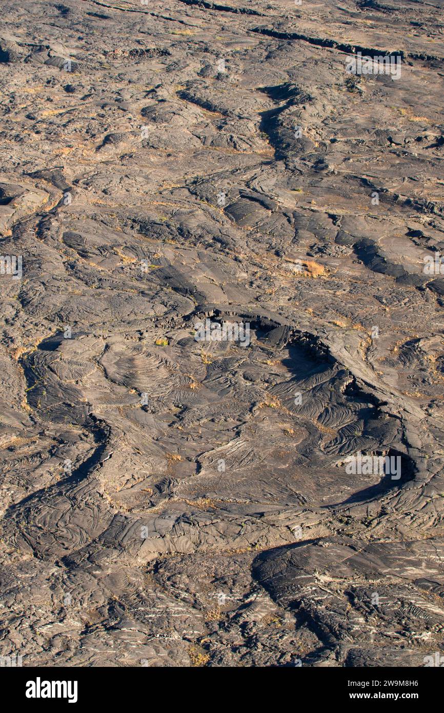 La lava di Kilauea Caldera scorre dal Crater Rim Trail a Kilauea Overlook, Hawaii Volcanoes National Park, Hawaii Foto Stock