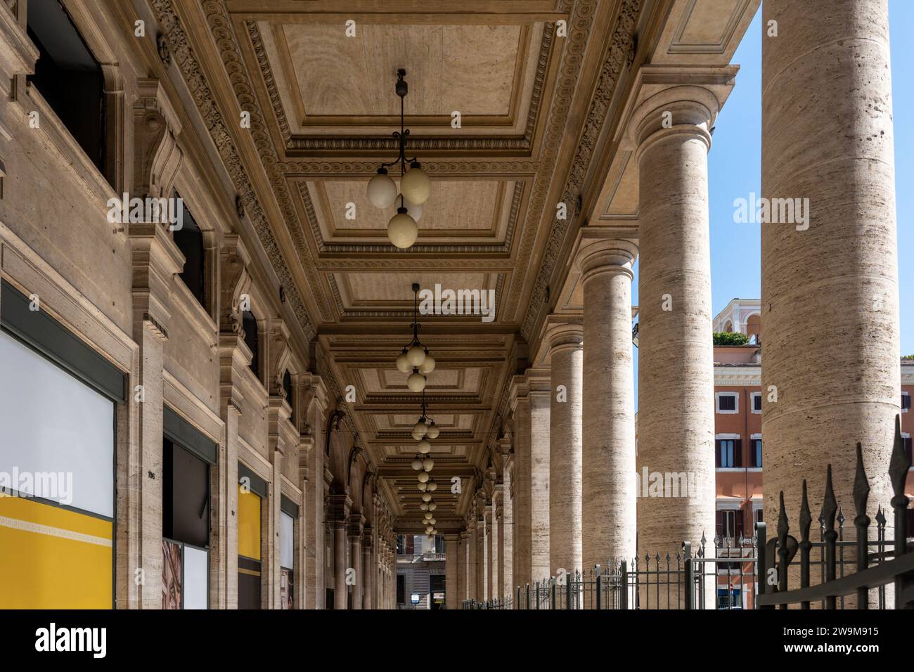Facciata del corridoio arcade della Galleria Alberto Sordi a Roma, Italia Foto Stock