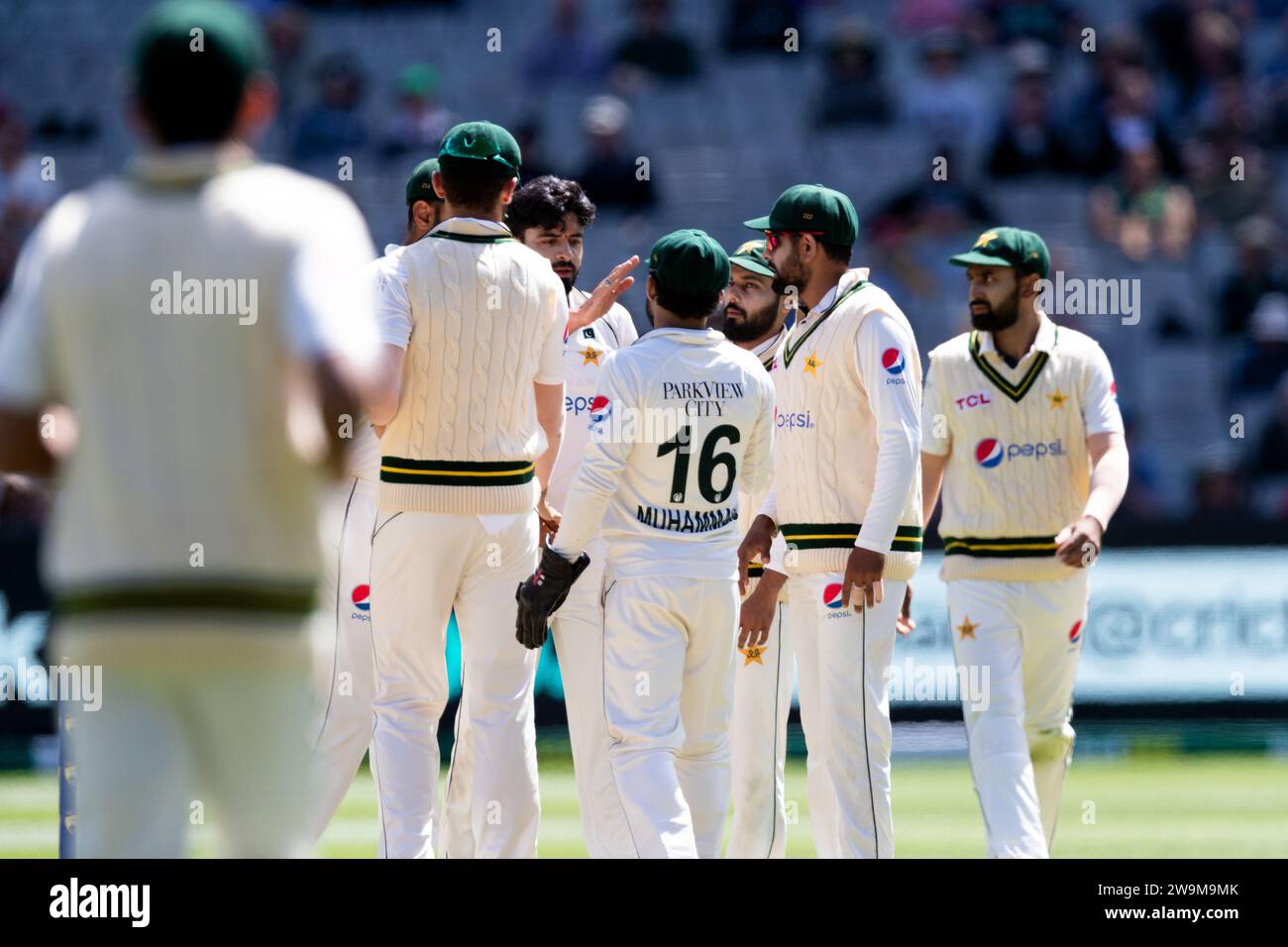 Melbourne, Australia, 29 dicembre 2023. I giocatori pakistani festeggiano il giorno 4 della partita del giorno 4 tra Australia e Pakistan al Melbourne Cricket Ground il 29 dicembre 2023 a Melbourne, in Australia. Crediti: Dave Hewison/Speed Media/Alamy Live News Foto Stock