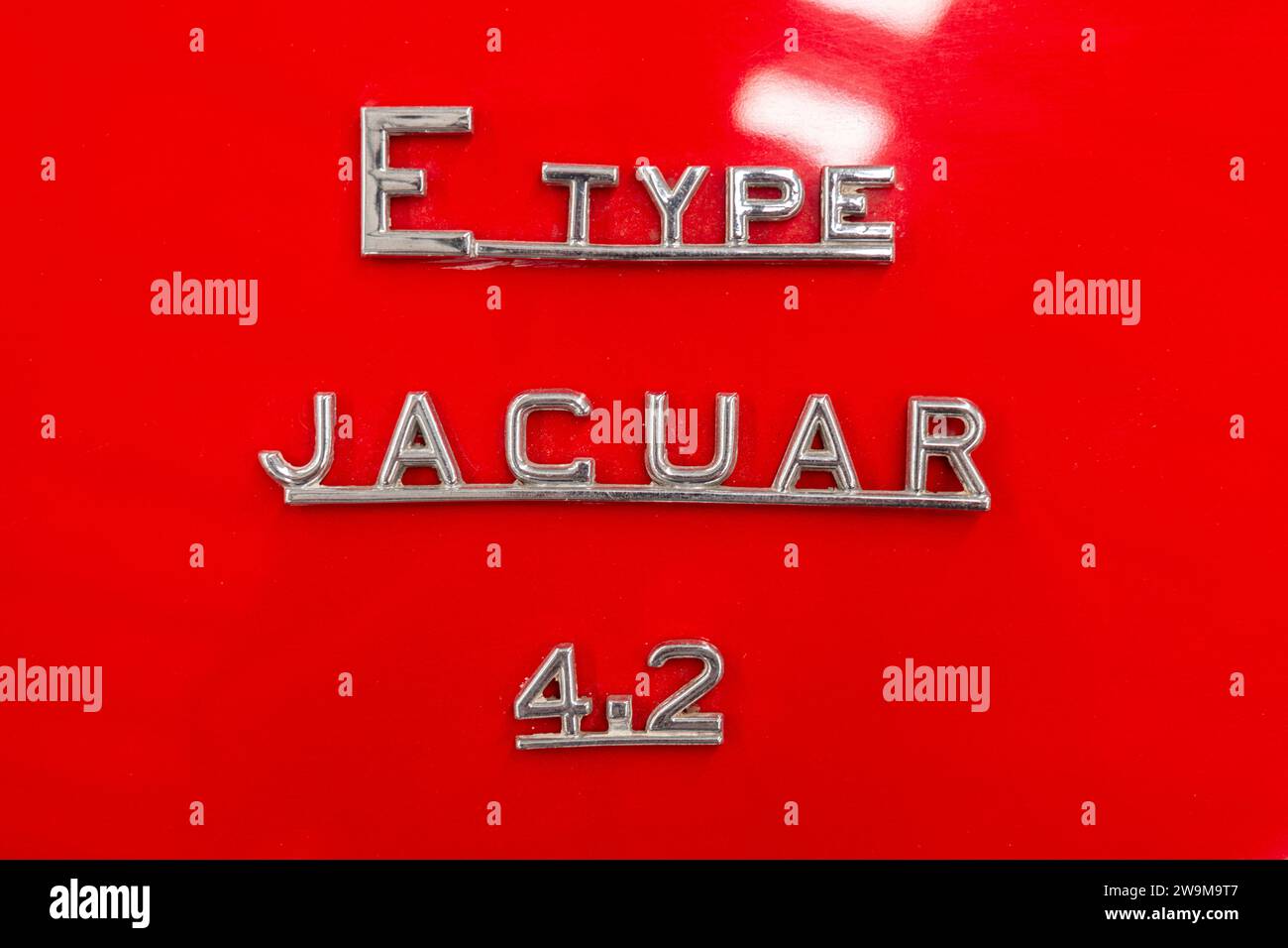 Jaguar e TYPE 4,2 con logo rosso presso il National Transport Museum di Inverell Foto Stock