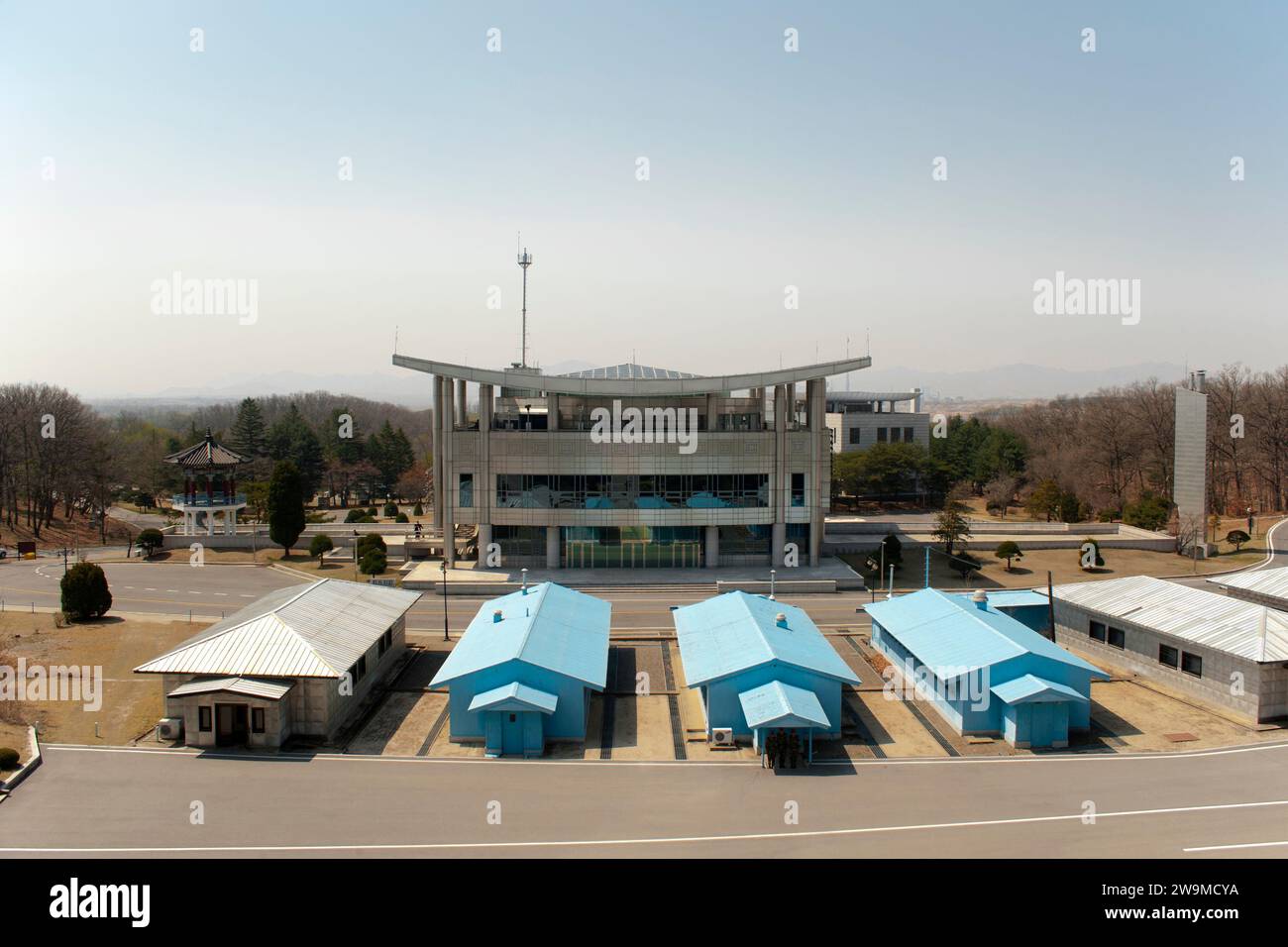 La vista del confine coreano e della DMZ dal lato nordcoreano della zona di sicurezza congiunta a Panmunjom. Foto Stock