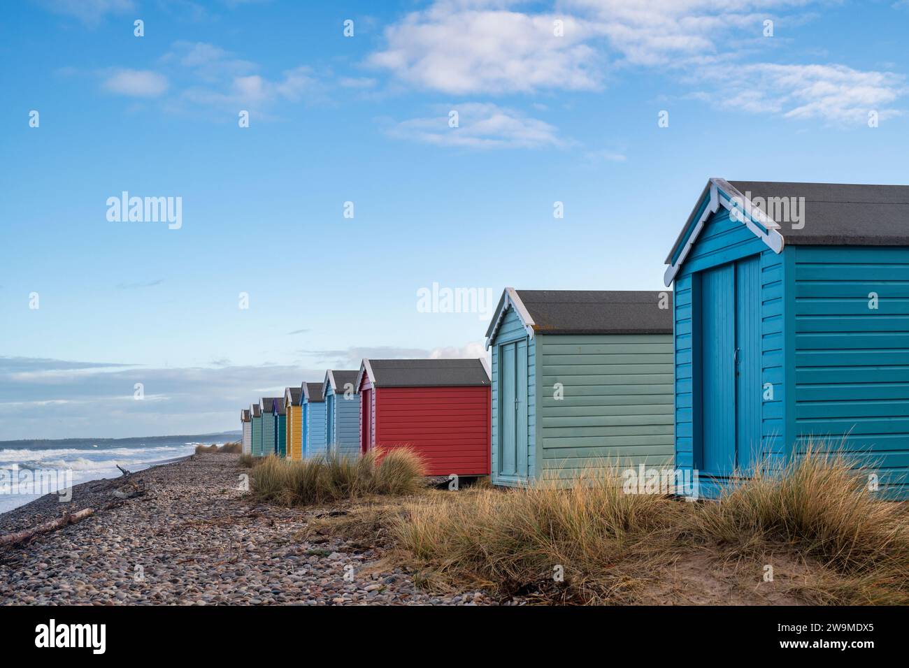 Capanne dipinte sulla spiaggia di Findhorn. Morayshire, Scozia Foto Stock