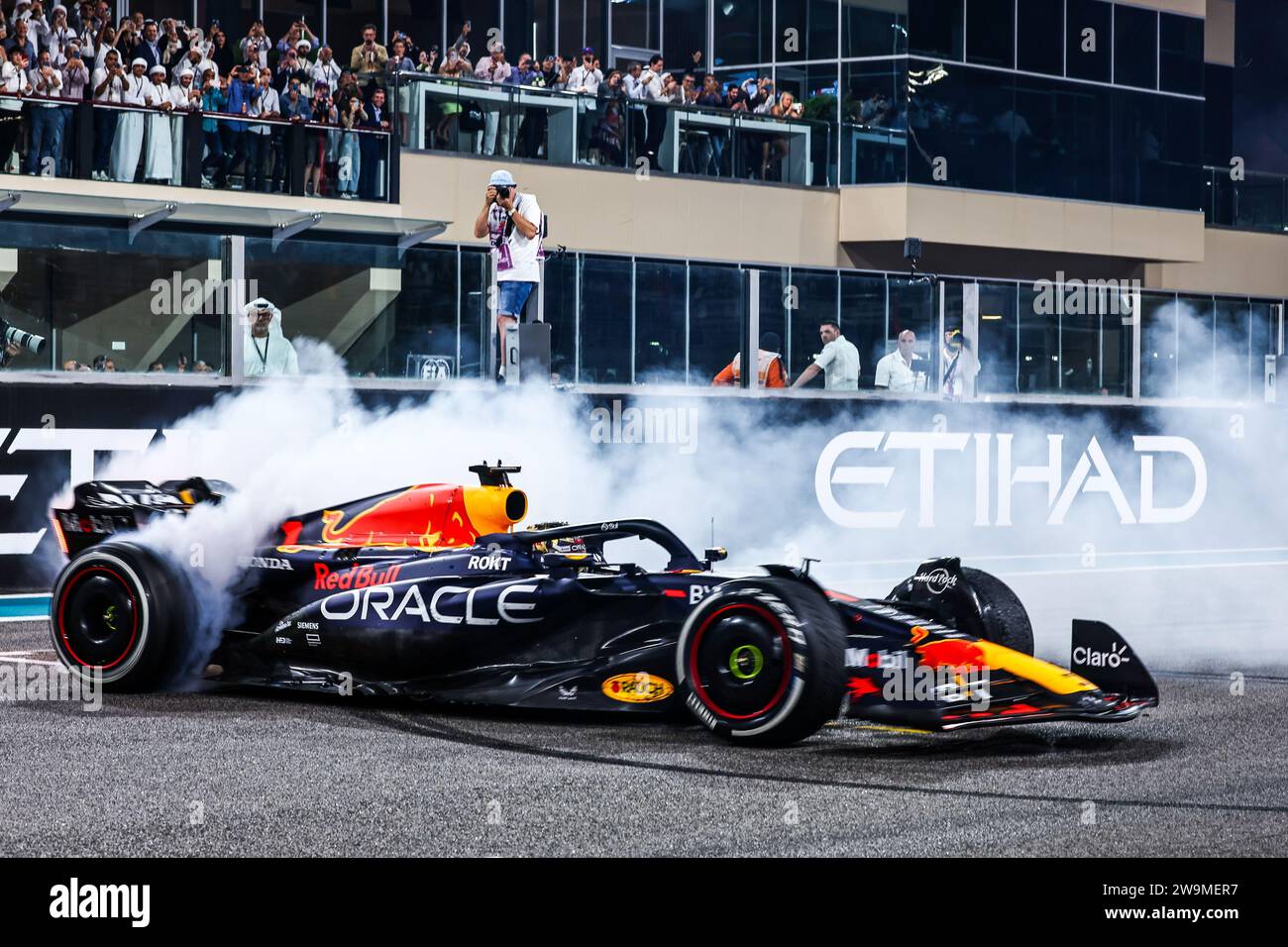 (231229) -- PECHINO, 29 dicembre 2023 (Xinhua) -- Ecco la selezione di Xinhua News Agency delle 10 notizie sportive internazionali più significative nel 2023: Max Verstappen della Red Bull ha completato il Campionato Mondiale di Formula 1 2023 con una vittoria tipicamente dominante al Gran Premio di Abu Dhabi. Questa fu la diciannovesima vittoria di Verstappen di 22 Gran Premio in un anno da record, mentre l'olandese si assicurò il suo terzo Campionato piloti di F1 consecutivo nella gara Qatar Sprint di ottobre. Questa foto del file scattata il 26 novembre 2023 mostra il pilota della Red Bull Racing Max Verstappen che esegue un burnout dopo aver vinto t Foto Stock