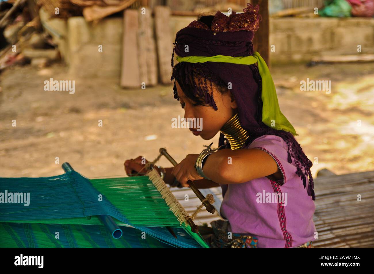 Karen Long Neck Girl al lavoro, Hill-Tribe Village, Thailandia settentrionale Foto Stock